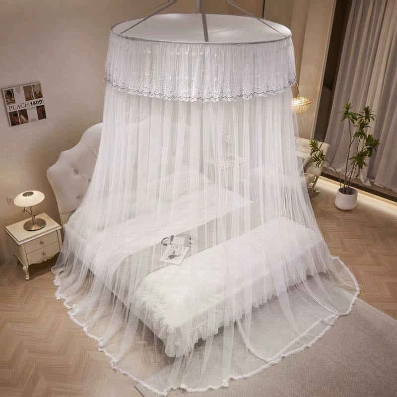 Kings bed curtain