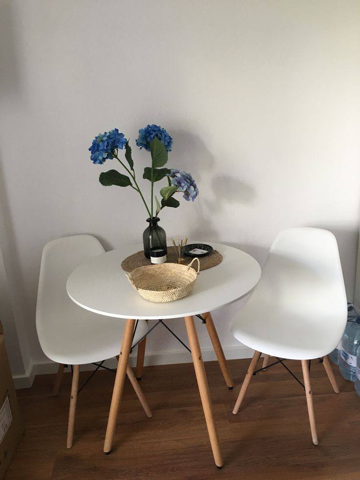 Circular table + 2 chairs